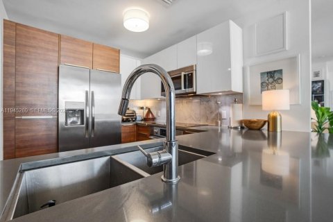 Condo in Miami, Florida, 1 bedroom  № 2062235 - photo 8