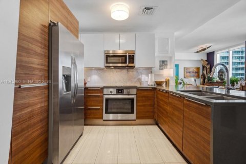 Condo in Miami, Florida, 1 bedroom  № 2062235 - photo 6