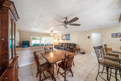 House in Palm Harbor, Florida 3 bedrooms, 142.51 sq.m. № 1907314 - photo 13