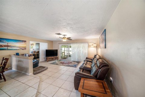 House in Palm Harbor, Florida 3 bedrooms, 142.51 sq.m. № 1907314 - photo 9
