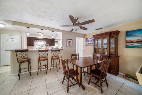 House in Palm Harbor, Florida 3 bedrooms, 142.51 sq.m. № 1907314 - photo 12