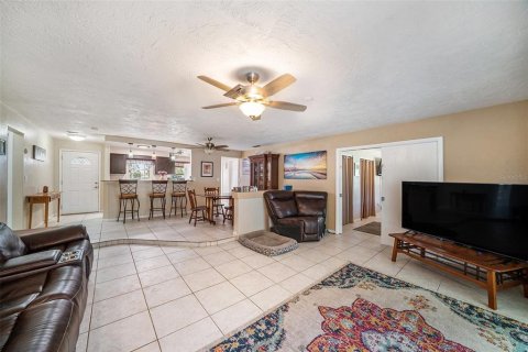House in Palm Harbor, Florida 3 bedrooms, 142.51 sq.m. № 1907314 - photo 11