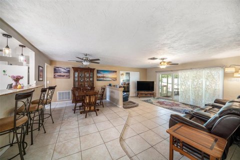 House in Palm Harbor, Florida 3 bedrooms, 142.51 sq.m. № 1907314 - photo 10