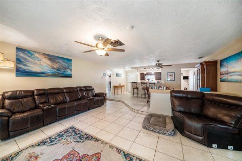 House in Palm Harbor, Florida 3 bedrooms, 142.51 sq.m. № 1907314 - photo 5
