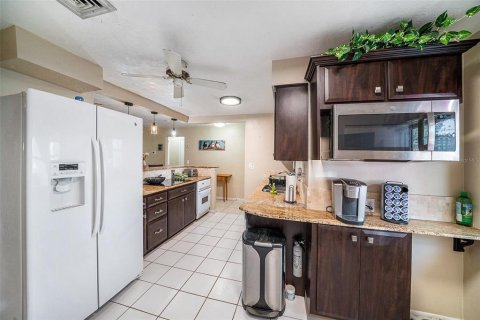 House in Palm Harbor, Florida 3 bedrooms, 142.51 sq.m. № 1907314 - photo 18
