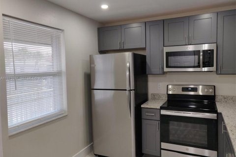Condo in Coral Springs, Florida, 2 bedrooms  № 2040008 - photo 2