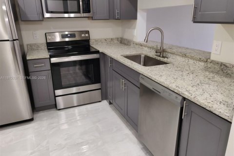 Condo in Coral Springs, Florida, 2 bedrooms  № 2040008 - photo 4