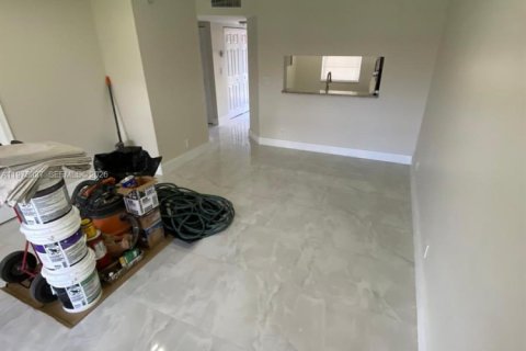 Condo in Coral Springs, Florida, 2 bedrooms  № 2040008 - photo 27