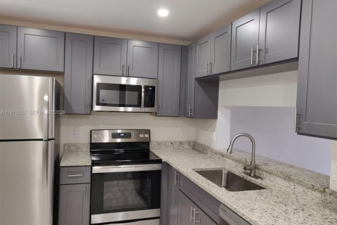 Condo in Coral Springs, Florida, 2 bedrooms  № 2040008 - photo 3