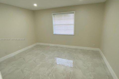 Condo in Coral Springs, Florida, 2 bedrooms  № 2040008 - photo 16