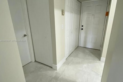 Condo in Coral Springs, Florida, 2 bedrooms  № 2040008 - photo 28