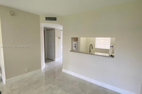 Condo in Coral Springs, Florida, 2 bedrooms  № 2040008 - photo 5