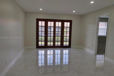 Condo in Coral Springs, Florida, 2 bedrooms  № 2040008 - photo 8