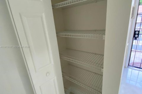 Condo in Coral Springs, Florida, 2 bedrooms  № 2040008 - photo 30