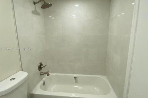 Condo in Coral Springs, Florida, 2 bedrooms  № 2040008 - photo 11