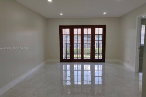 Condo in Coral Springs, Florida, 2 bedrooms  № 2040008 - photo 7