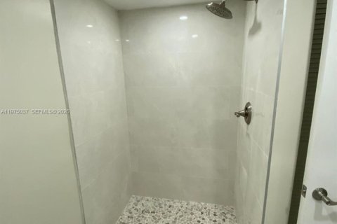 Condo in Coral Springs, Florida, 2 bedrooms  № 2040008 - photo 24