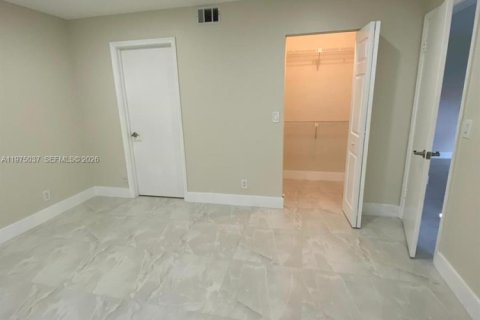Condo in Coral Springs, Florida, 2 bedrooms  № 2040008 - photo 25