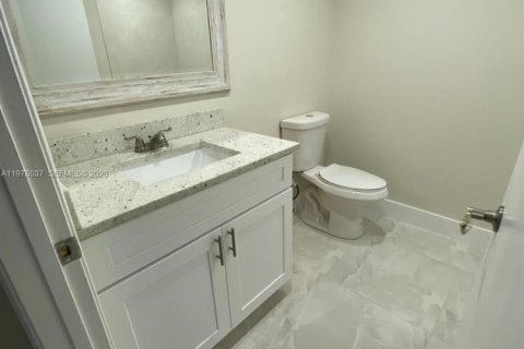 Condo in Coral Springs, Florida, 2 bedrooms  № 2040008 - photo 17