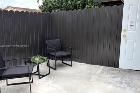 Снять в аренду коммерческую недвижимость в Хомстед, Флорида 1 спальня, 123.93м2, № 2011541 - фото 4