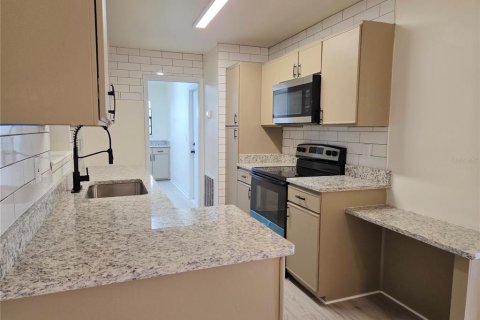 House in Palm Bay, Florida 2 bedrooms, 124.49 sq.m. № 2394413 - photo 7