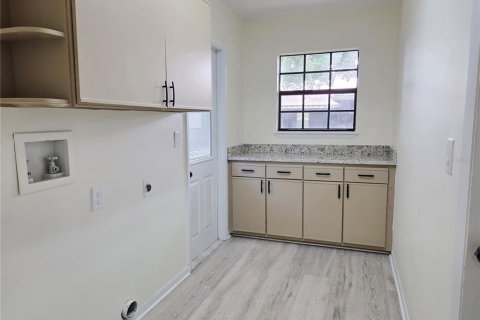 House in Palm Bay, Florida 2 bedrooms, 124.49 sq.m. № 2394413 - photo 8