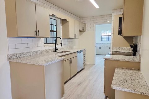 House in Palm Bay, Florida 2 bedrooms, 124.49 sq.m. № 2394413 - photo 6