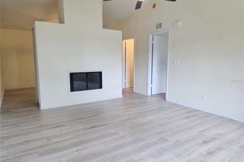 House in Palm Bay, Florida 2 bedrooms, 124.49 sq.m. № 2394413 - photo 4