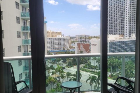 Condo in Hollywood, Florida, 1 bedroom  № 2245648 - photo 17