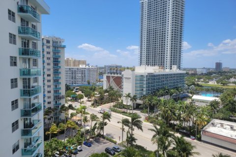 Condo in Hollywood, Florida, 1 bedroom  № 2245648 - photo 19
