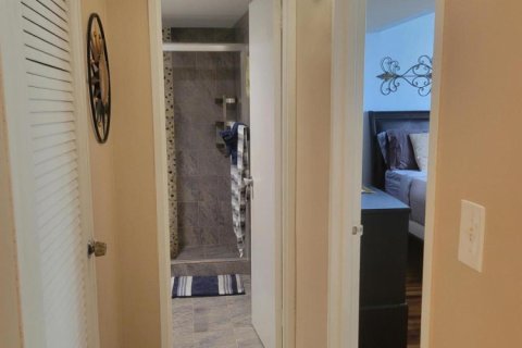Condo in Hollywood, Florida, 1 bedroom  № 2245648 - photo 16