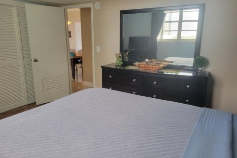 Condo in Hollywood, Florida, 1 bedroom  № 2245648 - photo 13