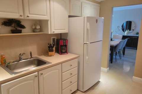 Condo in Hollywood, Florida, 1 bedroom  № 2245648 - photo 3