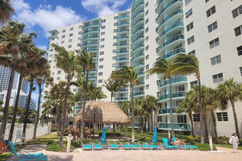 Condo in Hollywood, Florida, 1 bedroom  № 2245648 - photo 30
