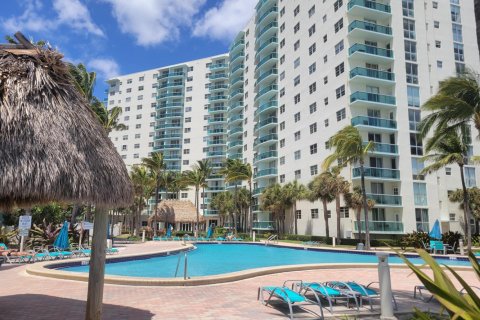 Condo in Hollywood, Florida, 1 bedroom  № 2245648 - photo 29