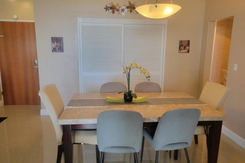 Condo in Hollywood, Florida, 1 bedroom  № 2245648 - photo 4