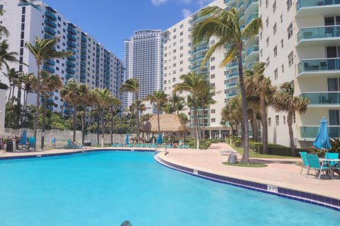 Condo in Hollywood, Florida, 1 bedroom  № 2245648 - photo 28