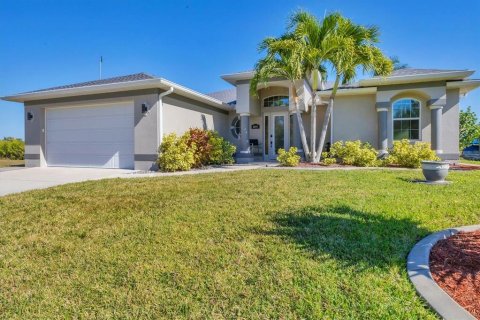 House in Port Charlotte, Florida 3 bedrooms, 171.22 sq.m. № 2201042
