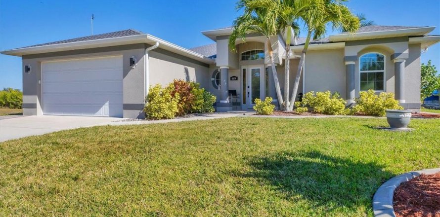 House in Port Charlotte, Florida 3 bedrooms, 171.22 sq.m. № 2201042