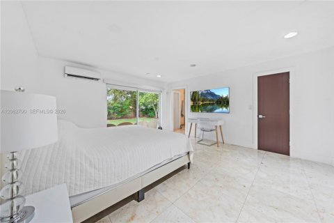 House in Miami, Florida 4 bedrooms, 212.65 sq.m. № 2297808 - photo 14