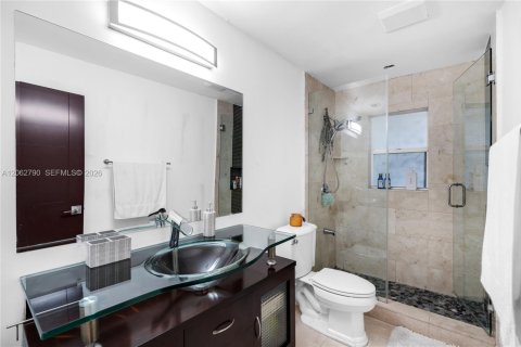 House in Miami, Florida 4 bedrooms, 212.65 sq.m. № 2297808 - photo 25