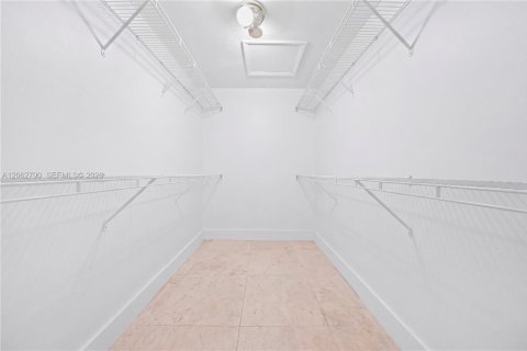 House in Miami, Florida 4 bedrooms, 212.65 sq.m. № 2297808 - photo 18