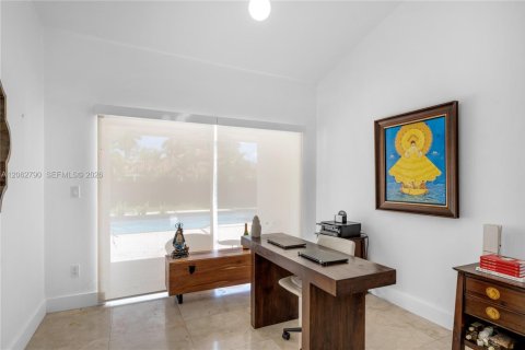 House in Miami, Florida 4 bedrooms, 212.65 sq.m. № 2297808 - photo 13