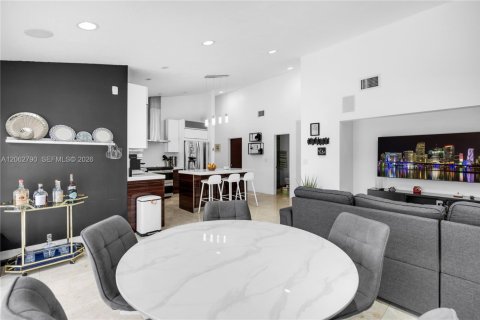 House in Miami, Florida 4 bedrooms, 212.65 sq.m. № 2297808 - photo 12