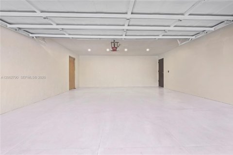 House in Miami, Florida 4 bedrooms, 212.65 sq.m. № 2297808 - photo 27