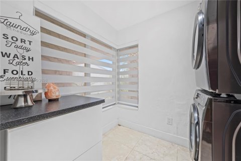 House in Miami, Florida 4 bedrooms, 212.65 sq.m. № 2297808 - photo 26