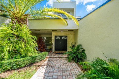 House in Miami, Florida 4 bedrooms, 212.65 sq.m. № 2297808 - photo 2