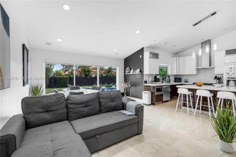 House in Miami, Florida 4 bedrooms, 212.65 sq.m. № 2297808 - photo 9