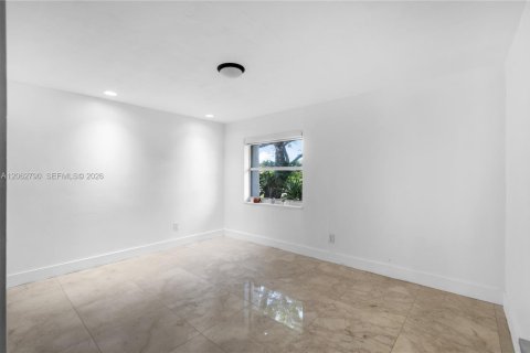 House in Miami, Florida 4 bedrooms, 212.65 sq.m. № 2297808 - photo 24
