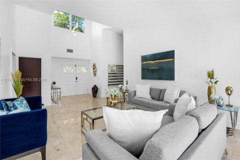 House in Miami, Florida 4 bedrooms, 212.65 sq.m. № 2297808 - photo 5